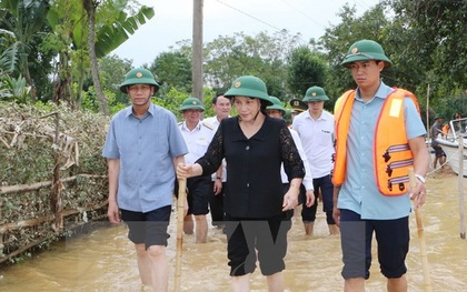 Chủ tịch Quốc hội lội nước tới thăm hỏi nhân dân vùng lũ Hà Tĩnh