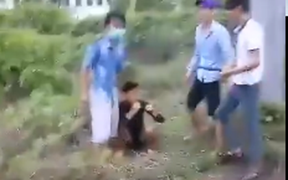 Một thiếu niên bị đánh gục rồi quay clip đăng lên mạng