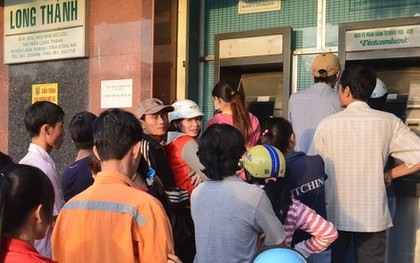 Công nhân "chết đứng" khi rút tiền ATM lại bị nuốt tiền
