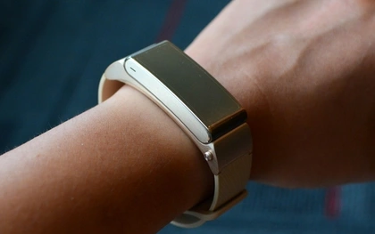 Vòng đeo tay Huawei TalkBand B2: theo dõi sức khỏe, kiêm luôn tai nghe không dây