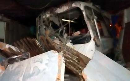 Xe khách tông sập 2 nhà dân, nhiều người bị thương