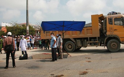 "Tôi thấy có người cố bò ra khỏi gầm nhưng xe ben vẫn chạy"