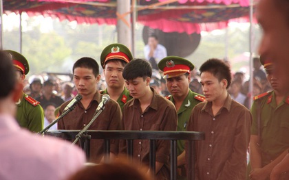 Đúng 1 năm sau ngày xảy ra vụ thảm sát Bình Phước, Nguyễn Hải Dương bật khóc