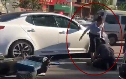 Không may xảy ra va chạm xe cộ, cô gái trẻ đánh chửi người đàn ông ngoài 50 ngay giữa đường phố