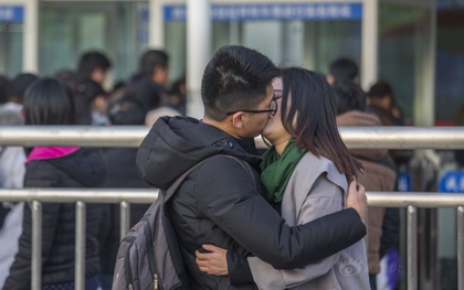 Những cái ôm hôn dịp giao thông mùa Tết ở Trung Quốc: Đem tình yêu về quê ăn Tết