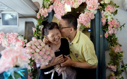 Cặp vợ chồng người nước ngoài kỷ niệm 30 năm ngày cưới trên máy bay VNA vào ngày 14/2