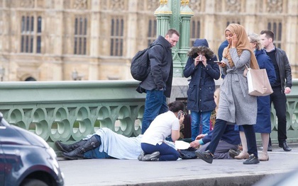Bức ảnh vạch trần sự phiến diện của làn sóng chỉ trích người phụ nữ Hồi giáo trong bức ảnh nạn nhân vụ khủng bố