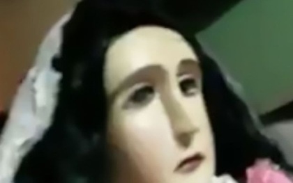 Những giọt lệ bí ẩn chảy ra từ khóe mắt bước tượng Đức Mẹ ở Paraguay