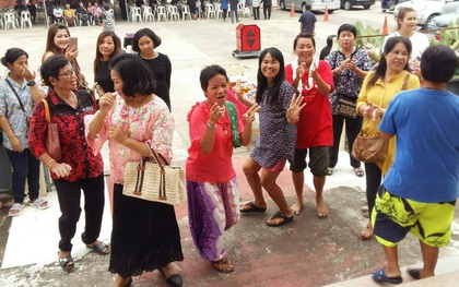 Chồng chết vì ung thư, vợ rủ hội chị em bạn dì đến "quẩy" tưng bừng trong tang lễ và sự thật phía sau