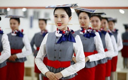 Những bài tập "khó nhằn" dành cho các cô gái xinh đẹp nuôi mộng làm tiếp viên hàng không ở Trung Quốc