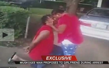 Cầu hôn bạn gái ngay sau khi bị cảnh sát còng tay