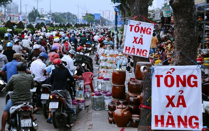 Hàng chục gian hàng gần sân bay Tân Sơn Nhất ồ ạt thanh lý chó, gà, cây cảnh, giao thông Sài Gòn hỗn loạn