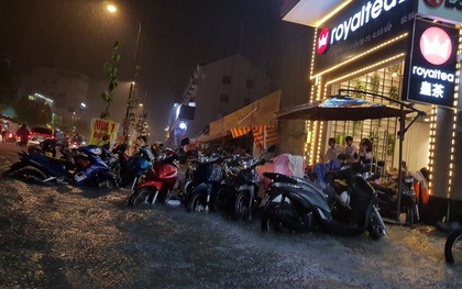 Đường phố Sài Gòn ngập lênh láng sau cơn mưa lớn đêm Trung thu, nhiều phương tiện chết máy giữa biển nước