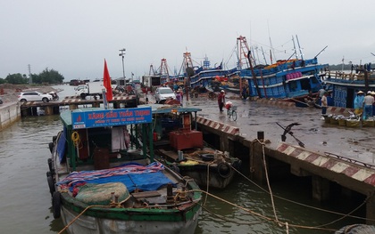Áp thấp nhiệt đới mạnh lên thành bão, 2 tỉnh Nghệ An và Hà Tĩnh cấm tàu thuyền ra khơi
