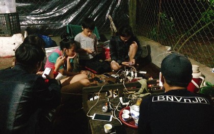 “Soái ca” U50 ở Huế phát điện máy nổ rồi mời cả xóm đến sạc pin miễn phí suốt mùa lũ