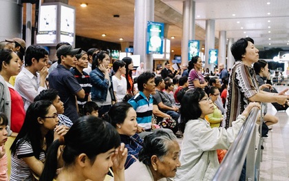 Sân bay Tân Sơn Nhất những ngày gần Tết: Hàng trăm ánh mắt ngóng chờ người thân trở về