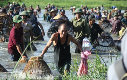Hà Tĩnh: Hàng trăm người đội nắng xuống đầm bắt cá để cầu may