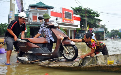 Chùm ảnh: Kiếm bộn tiền từ việc chèo đò qua điểm ngập nặng trong đợt lụt lịch sử tại Ninh Bình