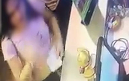 Clip: Vào mua trà đào, 2 hot girl tiện tay "ẵm" luôn em mèo may mắn của chủ quán