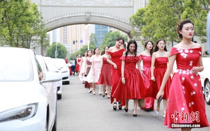 Dàn trai đẹp gái xinh xuất hiện lộng lẫy trên xe sang trong buổi lễ tốt nghiệp trường Hàng không