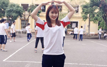 Nữ sinh NEU được mệnh danh "hot girl thể dục" nhờ bức ảnh siêu xinh trên sân trường