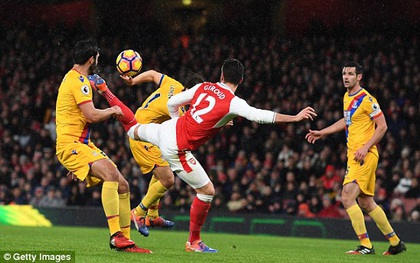 Giroud lập siêu phẩm “bọ cạp”,  Arsenal leo lên đứng thứ 3