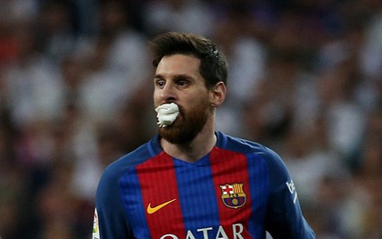 Messi nhổ ra chiếc răng bị gãy sau tình huống bị Marcelo thúc cùi chỏ
