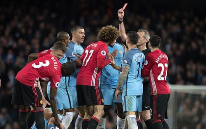 Fellaini bị đuổi, Man Utd gồng mình thủ hòa Man City