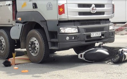 Đôi vợ chồng thiệt mạng, con nhỏ nguy kịch dưới gầm "hung thần" xe tải