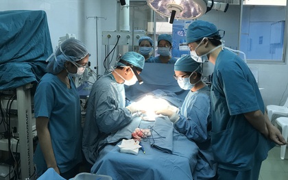 Cắt da quy đầu tại cơ sở tư nhân, bé trai 2 tuổi bị vùi lấp dương vật