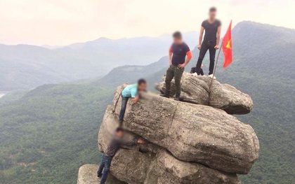 Clip: Hãi hùng nhóm bạn trẻ vui đùa nơi mỏm đá cheo leo ở Quảng Yên