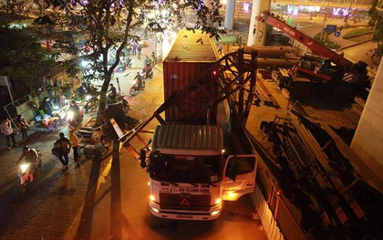 Hà Nội: Xe container húc đổ cổng hạn chế chiều cao, đường Xuân Thủy bị chặn lối