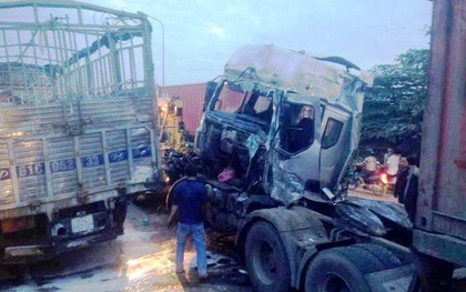 "Giải cứu" tài xế mắc kẹt trong cabin xe container gần 2 giờ