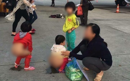 Người mẹ hồn nhiên cho 2 bé gái đi vệ sinh ngay giữa đường băng sân bay