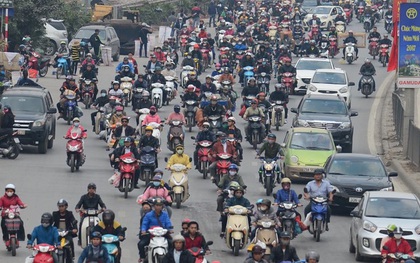 Chùm ảnh: Chiều 28 Tết, người dân lỉnh kỉnh đồ đạc về quê, nhiều tuyến đường ở Hà Nội ùn tắc