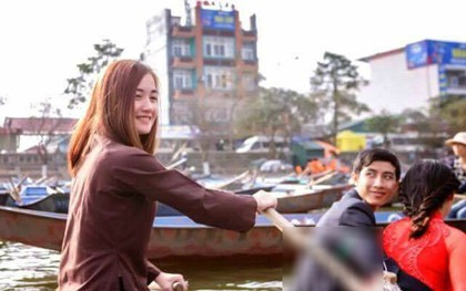 Cô gái lái đò chở khách trẩy hội chùa Hương dịp đầu năm bất ngờ nổi tiếng vì quá xinh
