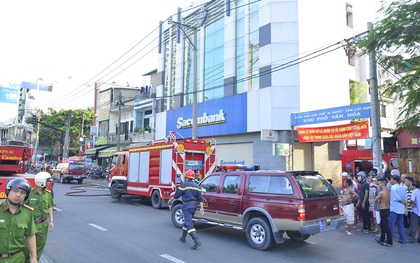 Giải cứu 5 người bị mắc kẹt trong căn nhà 3 tầng bốc cháy ở Sài Gòn