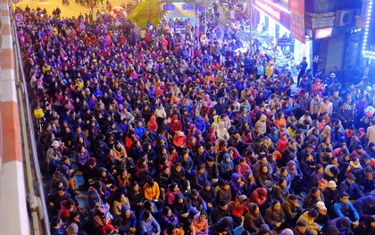Hà Nội: Hàng nghìn người đang ngồi tràn ra đường dự lễ cầu an lớn nhất năm ở chùa Phúc Khánh