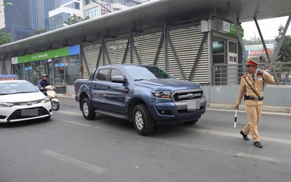 Hà Nội ra quân xử lý xe máy, ô tô lấn làn xe buýt nhanh BRT
