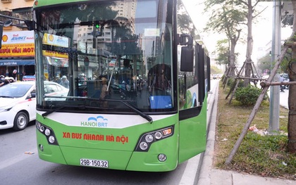 Buýt nhanh BRT lỗi kỹ thuật nằm giữa làn ưu tiên trên đường Láng Hạ