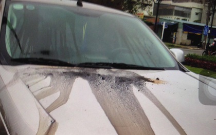 Để ô tô dưới chung cư, người đàn ông tá hỏa khi chiếc xe bị đổ đầy dầu nhớt và keo chó