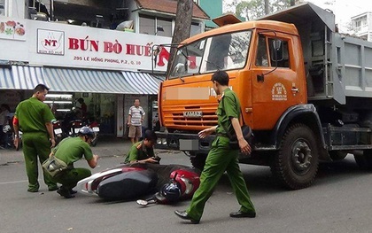 Cô gái trẻ bị xe tải kéo lê gần 10m trên đường phố Sài Gòn