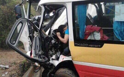 Thái Nguyên: Xe buýt va chạm với xe tải, 1 người chết, 8 người bị thương