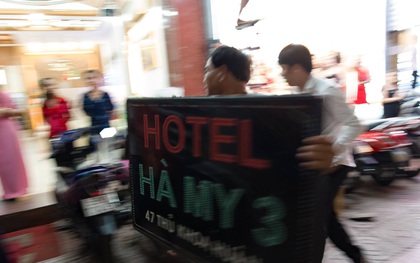 Nhiều chủ khách sạn ở quận 1 cuống cuồng ôm bảng hiệu chạy vào nhà khi thấy lực lượng đi dẹp vỉa hè