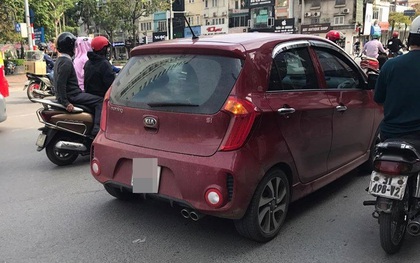 Nữ hành khách ở Hà Nội tố bị tài xế Grab hành hung sau khi cãi vã về chuyện "sang đường đón xe"