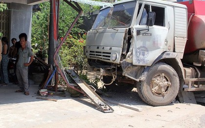 Quảng Nam: Xe bồn chở xăng dầu lao vào nhà dân, tài xế may mắn thoát chết