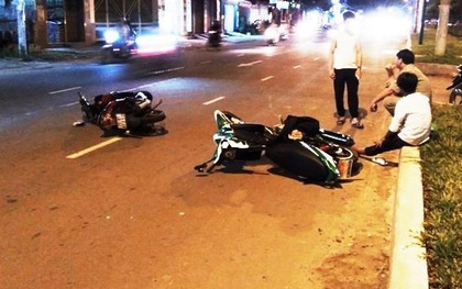 TP. HCM: Hai cô gái nhập viện sau khi bị thanh niên điều khiển xe máy tông mạnh từ phía sau