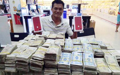 "Ông trùm tiền lẻ" vác 4 thùng xốp chứa tiền mệnh giá 1.000 đồng đến 5.000 đồng đi mua iPhone 7 Plus đỏ