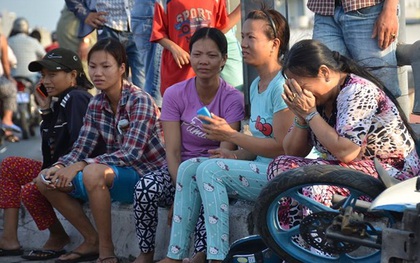 Người thân gào khóc tại hiện trường nam thanh niên rơi xuống kênh Tàu Hủ tử vong