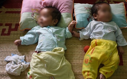 Hà Nội: Người mẹ trẻ lên mạng cho bớt một đứa con sau khi sinh đôi vì không nuôi nổi